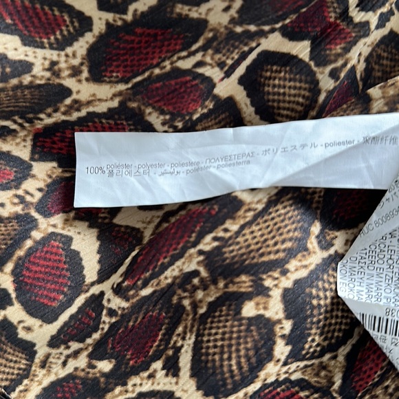 Lightweight fun and flirty short dress. Wear with boots or leggings any season. - Picture 6 of 6